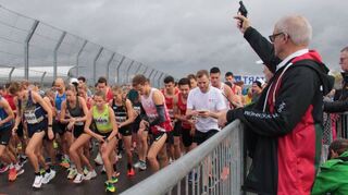 So wie 2022 wird es am 1. November erneut aussehen: OB-Stellvertreter Fritz Rösch gibt den Startschuss zum Hockenheimringlauf.