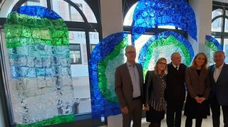 Kunst auch als Mahnung: Preisträgerin Charlotte Payet (2. v. l.), Stifter Hans-Ludwig Klammer (M.) und die Jurymitglieder Dr. Jochen Klemke, (v. l.) Maria Leitmeyer und Professor Dr. Peter Eichhorn vor dem ausgezeichneten großformatigen Werk in der Städtischen Galerie.