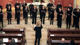 Eine Art Heimspiel für Dr. Valerie Schnitzer: Die Leiterin des Eppelheimer Chores „Young Vocals“ dirigiert auch den Kirchenchor in Neulußheim.