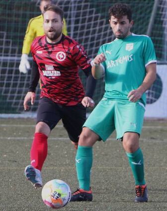 Hier hat der SGO-Spieler Emre Büyükak-pinar (r.) noch gegen Julian Niiggl-Bormeth die Nase vorn. Am Ende siegt Rohrhof mit 2:1.
