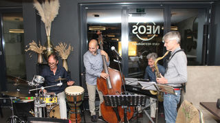 Der Schwetzinger Kneipenjazz wird international. Dieses Mal mit dabei: Marco Marino aus Spoleto (2.v.l.) und Alessandro Bravo aus Terni (2.v.r.), die mit Thomas Hammer (l.) und Rainer Pusch jammten.