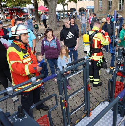 Andrea Danieli erklärt den interessierten Zuschauern als Kommandant der Ofters-heimer Feuerwehr, wie der Rettungskorb bei der Hauptübung eingesetzt wird.
