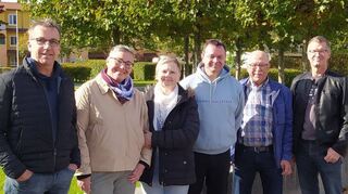 Dr. Stefan Zipf (v. l.), Susanne Balzer, Silke Seidemann, Christian Zimmermann, Michael Seidling und Markus Lauff stehen vor dem grünen Teil des Areals.