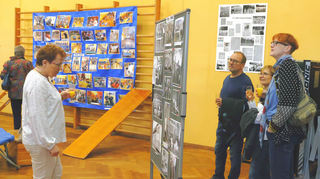 Heike Mößner-Koch (v. l.), Kurt und Ingeborg Keller sowie Dr. Susanne Hierschbiel betrachten die über 400 Fotos und Dokumente aus der Geschichte der Halle.