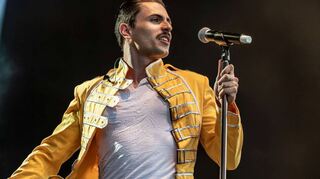 Eifert Freddie Mercury in Stimme, Aussehen und Bewegung nach: Valentin L. Findling als „junger Freddie“.