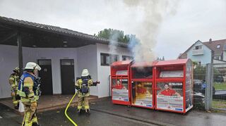 Zwei von drei Altkleidercontainern am Brühler Messplatz sind in Brand geraten.