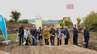 Beim Spatenstich für den neuen Haltepunkt schaufeln S-Bahn-Chef Maik Dreser (v. l.), Stadträtin Rita Erny, Landtagsabgeordneter Andreas Sturm, Oberbürgermeister René Pöltl, Staatssekretärin Elke Zimmer, Thorsten Krenz (Konzernbevollmächtiger Baden-Württemberg der Bahn), Dr. Michael Winnes (Geschäftsführer Verkehrsverbund Rhein-Neckar), Landrat Stefan Dallinger, Kevin Brümmel (Gesamtprojektleiter DB) und Sebastian Laier (Oberbauleiter der ausführenden Firma Reif).