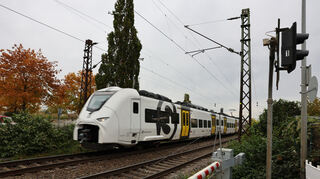 Künftig wird die S-Bahn ungefähr hier halten. Der Bahnübergang im Vordergrund bleibt bis März komplett geschlossen und wird umgebaut.