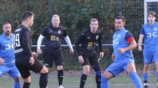 Badenia-Spieler Yozgur Bilyanov Sekulov legt sich den Ball zurecht.
