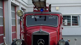Auf dem Dach hat der Oldtimer eine Leiter, in der Mitte ist das Blaulicht zu sehen. Die rote Lackierung bekam das Fahrzeug allerdings erst nach dem Zweiten Weltkrieg.