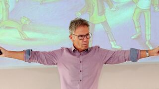 „Anfang, Mitte und Ziel“ – der Kinderbuchautor Fabian Lenk erläutert den Viertklässlern, dass es zum Schreiben, wie für viele andere Lebenslagen, eines festen Plans bedarf.