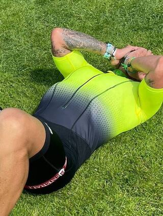 Martin Jost nach dem erfolgreichen Absolvieren seines ersten Triathlons im Sommer dieses Jahres. Es sei ein unglaublicher Druck von ihm abgefallen, im Ziele habe er rumgeschrien und sei tränenüberströmt gewesen.