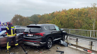 Der Hyundai wurde bei dem Unfall stark beschädigt und in die Leitplanke geschoben.