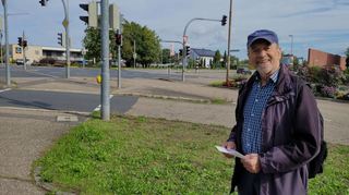 Ulrich Pfeiffer an der Kreuzung der L 543 zur August-Neuhaus-Straße. Der Bereich ist seiner Meinung nach überdimensioniert mit zu vielen Fahrspuren.