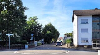 Als Vorlage für einen Minikreisel in Schwetzingen könnte der Kreisverkehr im Hardtwaldring zur Sandhäuser Straße in Oftersheim dienen.
