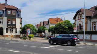 Die Kreuzung von Kurfürstenstraße und Bruchhäuser Straße ist ein sehr großer Bereich. Hier könnte ein Kreisverkehr eingerichtet werden.