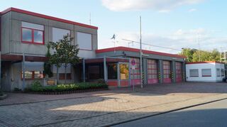 Die Heimat der Feuerwehr in der Jägerndorfer Straße erfüllt die Bedürfnisse einer modernen Wehr nicht mehr vollumfänglich – eine Machbarkeitsstudie soll Aufschluss darüber bringen, ob eine Sanierung und Erweiterung den Standort sichert.