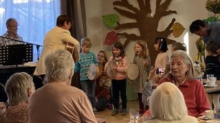 Auch die Kinder der musikalischen Früherziehung an der Jugendmusikschule sorgen mit ihren Darbietungen für viel Unterhaltung beim Herbstfest des B+O-Seniorenzentrums.