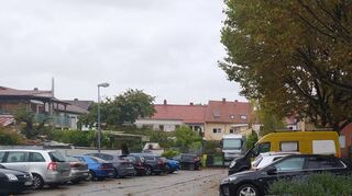 Der Parkplatz am Alten Messplatz: Hier sollen zukünftige zwei Parkplätze E-Autos im Ladevorgang vorbehalten sein, sobald die Säule aufgebaut und in Betrieb ist.