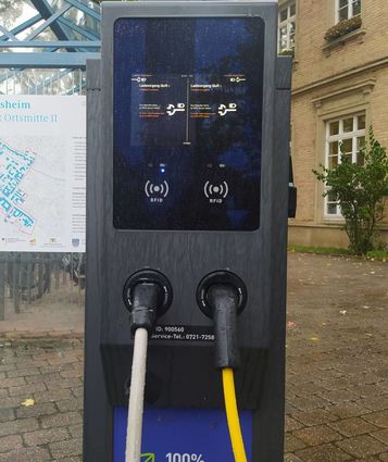 Die Ladesäule am Parkplatz in der Eichendorffstraße kann gleichzeitig zwei Autos versorgen. Ihr sollen noch viele weitere folgen, wenn es nach der Verwaltung geht.