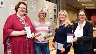 Über die Eröffnung der Buchwoche freuten sich von links Elisabeth Klett, Dr. Ulrike Mielke, Bürgermeisterin Patricia Rebmann und Dr. Christine Beil. Bei dem Vortrag von Ulrike Mielke in der Stadtbibliothek ging es um Humor in der Literatur.