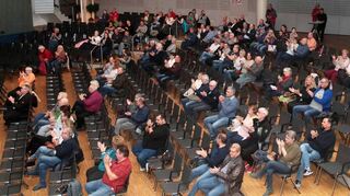 Die Reihen sind bei der Bürgerversammlung nicht ganz so gut gefüllt wie bei der ersten öffentlichen Bilanz Zeitlers nach 100 Tagen im Amt im Dezember 2019.