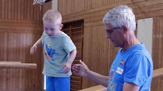 Durch die Bewegungslandschaften beim „Open Sporty Sunday“ können alle klettern – auch mithilfe der zahlreichen Trainer wie hier Hans-Peter Eichhorn.