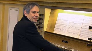 Detlev Helmer spielt Tänze auf der Orgel und weiß, damit zu begeistern.