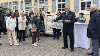 Polizeipräsident Siegfried Kollmer (3. v.r.) begrüßt die Passanten, die sich über das persönliche Gespräch mit den Beamtinnen und Beamten bei einem Becher Kaffee freuen. Auch Bürgermeister Matthias Steffan (r.) schaut vorbei.