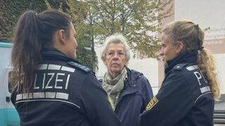 Auch Revierleiterin Sandra Goldschmidt (r.) ist bei der Aktion dabei.