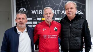 Sportdirektor Matthias Imhof (l.) und Geschäftsführer Volker Piegsa (r.) begrüßen den neuen Cheftrainer Jens Keller.