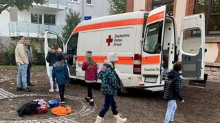 Beim Sicherheitstag der Markusschule können die Kinder unter Betreuung von Lehrern und Eltern einen Rettungswagen des DRK erkunden und sich mit dessen Innenleben vertraut machen.