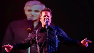 Stephan Hippe präsentiert im Pumpwerk eine musikalische Hommage an den Sänger und Schauspieler Charles Aznavour (im Hintergrund).