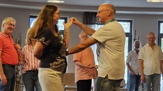 Regina und Wolfgang Feil zeigen ihren Schützlingen beim Tanzwochenende im Spessart die neuen Schritte.