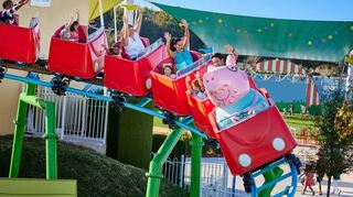 Die "Papa Wutz' Achterbahn": Mit dem roten Auto von Papa Wutz gibt's eine schöne Achterbahnsause für die Kleinsten.