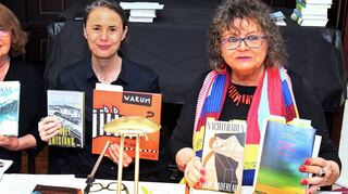 Stellen in der Villla Meixner frisch von der Frankfurter Buchmesse Bücher vor: Maria Herlo (v. l.), Barbara Hennl-Goll und Dagmar Kniebaum.