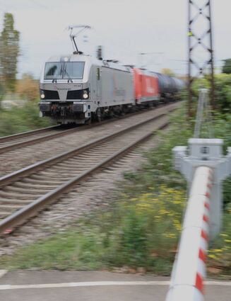 Ein Zug passiert die Baustelle am Bahnübergang in der Nordstadt. Von der Stadtseite aus ist dieser für den Verkehr – auch Radfahrer und Fußgänger – gesperrt.