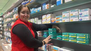 Noch sind die Regale in der Schubert-Apotheke in Plankstadt gefüllt. Mitarbeiterin Samira Pfeil ist für den Einkauf zuständig und weiß daher, welche Medikamente nur schwer zu bekommen sind – darunter auch Aspirin.