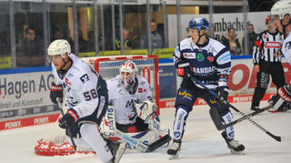 Iserlohns Charlie Jahnke (Nr.11) vor dem Tor von Mannheims Felix Brueckmann (Nr.90)  im Spiel in der Penny DEL, Iserlohn Roosters (dunkel) - Adler Mannheim (hell).