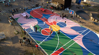 Super City Graphics aus Mannheim gestaltet dunkle Asphalt- und Betonflächen mit großformatigen, bunten Grafiken um.