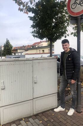CDU-Gemeinderat Nico Reffert zeigt die Stromkästen, die als Pilotprojekt zunächst bemalt werden sollen.