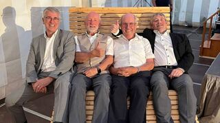 Uwe Grempels (v.l.) teilt mit den Altbürgermeistern Wolfgang Streubel (Gersdorf) und Ewald Hestermann sowie Kollegen Erik Seidel die Partnerschaftsliege.