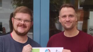 Pfarrer Tobias Habicht (v. l.) und Dominik Stuppy, beide Teil des Organisationsteams, freuen sich über den regen Zuspruch für das Papa-Café.