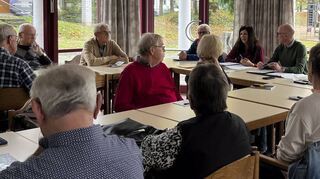 Neue Ideen wie das „Schwätzbänkle“ werden gemeinsam diskutiert. Michaela Issler-Kremer vom Seniorenbüro und Hauptamtsleiter Ulrich Knörzer haben ein offenes Ohr für den Seniorenbeirat.