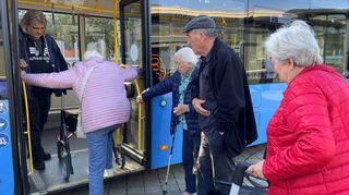 Wer aus Bus oder Bahn aussteigen möchte, sollte dies im Rückwärtsgang tun und dann erst den Rollator nachholen. Karin Böhm machte vor, was Busfahrer Karl-Martin Ballenweg ihr zuvor erläutert hat.