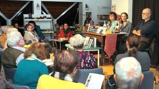 Beim Plänkschder Bücherherbst stellen Dagmar Krebaum (v.l.), Barbara Hennl-Goll und Jürgen Haber in der Bücherei Plankstadt Neuheiten vor.
