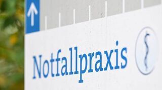 Das Symbolbild zeigt ein Schild, welches auf eine Notfallpraxis hinweist.
