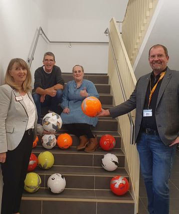Freude nach Afrika schicken: Elies Pastrik (Leitung Seniorenzentrum), Ralf Kraut, Nadja Stiegler (Sozialer Heimdienst) und Hans-J. Illguth (Leiter Globus Hockenheim) freuen sich, dem Verein weitere Bälle übergeben zu können.
