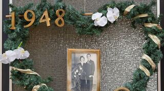 Erinnerung an den großen Tag: Den Hauseingang der Familie Jost schmückt das Hochzeitsbild aus dem Jahre 1948 in einer herzförmigen Girlande.