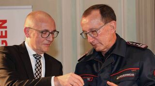 Oberbürgermeister Dr. René Pöltl (l.) verleiht dem scheidenden Kommandanten Walter Leschinski die Carl-Theodor-Medaille der Stadt.